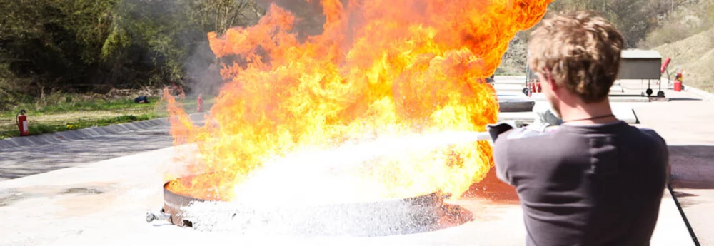 Brandschutzhelfer sind durch Aus­bil­dung und prak­ti­sche Übung im Um­gang mit Feuer­lösch­ein­rich­tun­gen ver­traut.; Brandschutzhelferausbildung