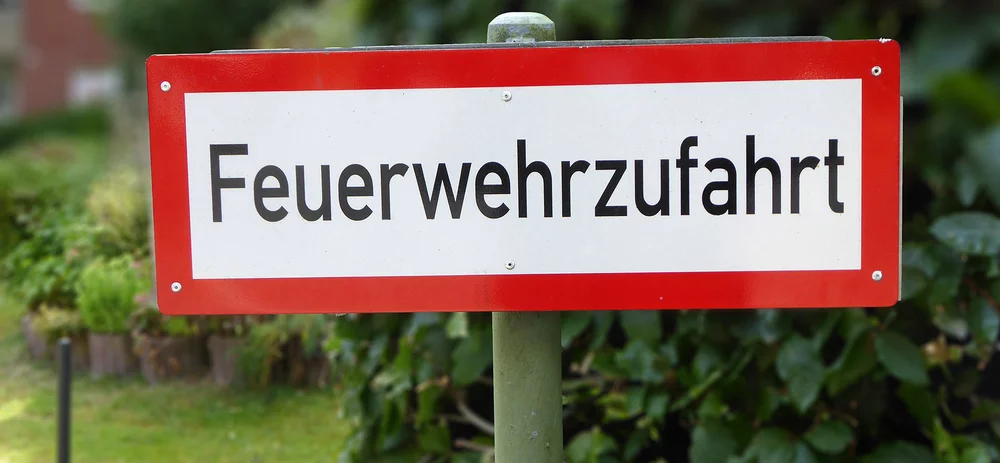 Feuerwehrzufahrten und Flächen für die Feuerwehr müssen frei gehalten werden.