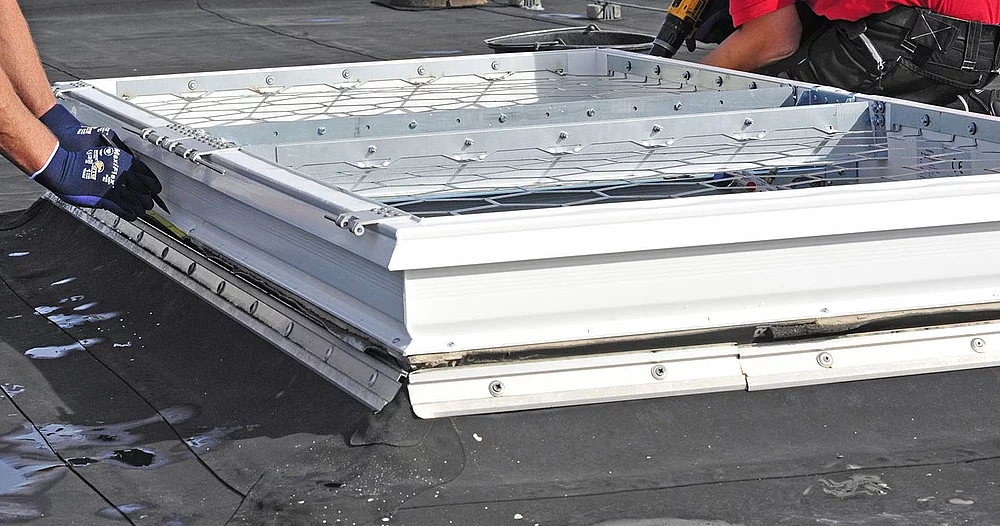 Montage eines neuen RWA-Gerätes (Lichtkuppel) mit Durchsturzschutz