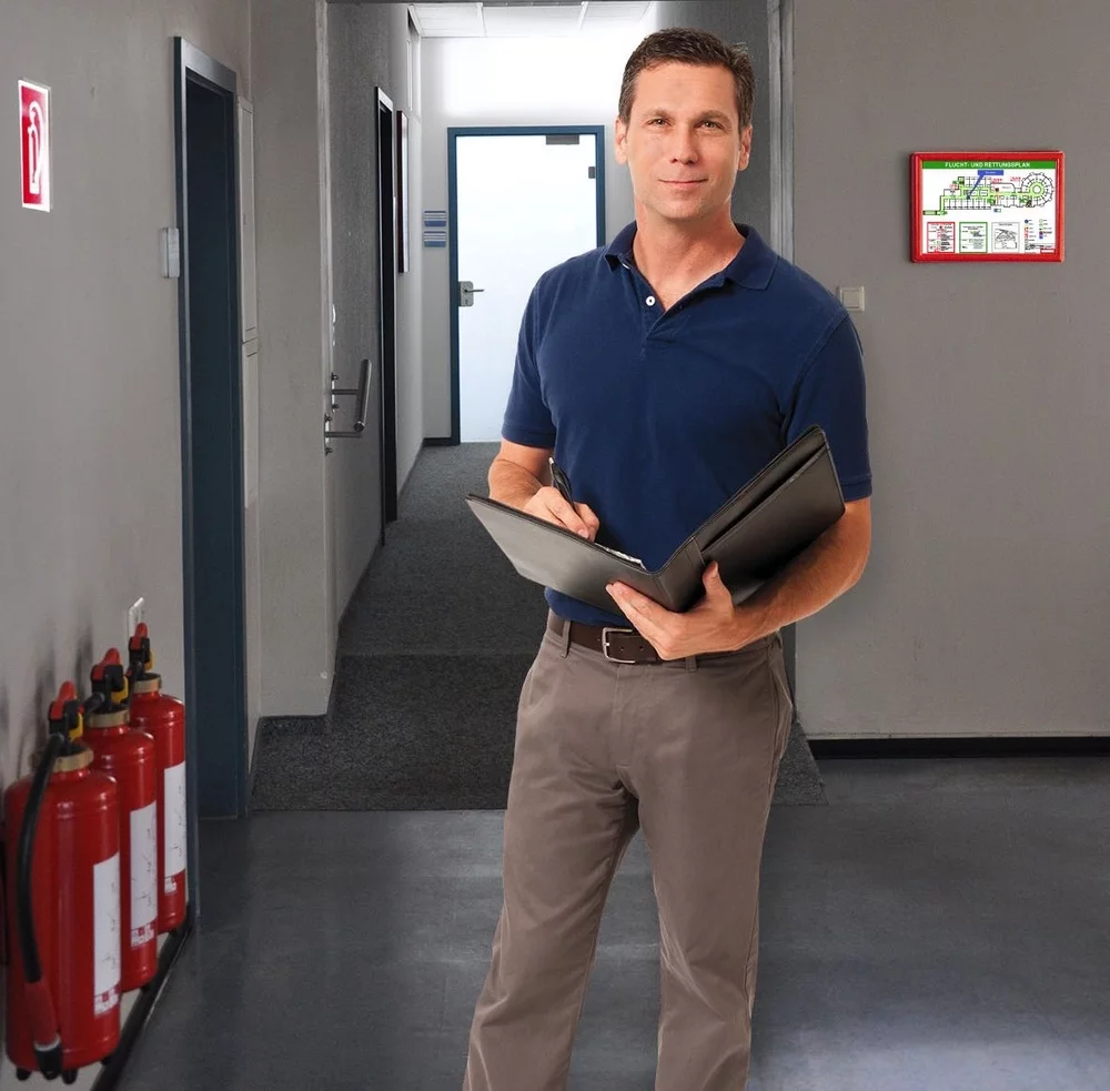 Ein Brandschutzbeauftragter steht einem Betrieb mit seiner qualifizierten Ausbildung für alle brandschutzrelevanten Themen beratend zur Seite