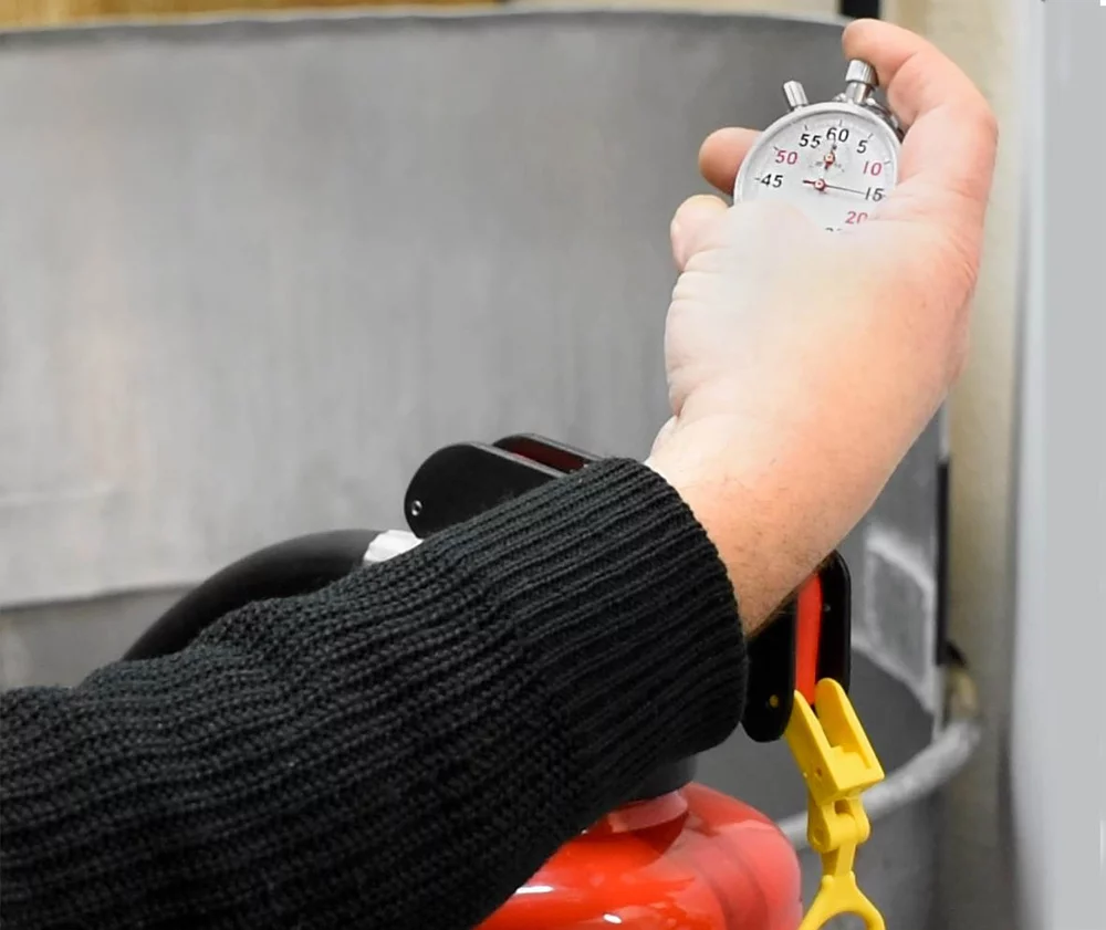 Feuerlöscher Qualität Funktionstest Spritzzeit Minimax