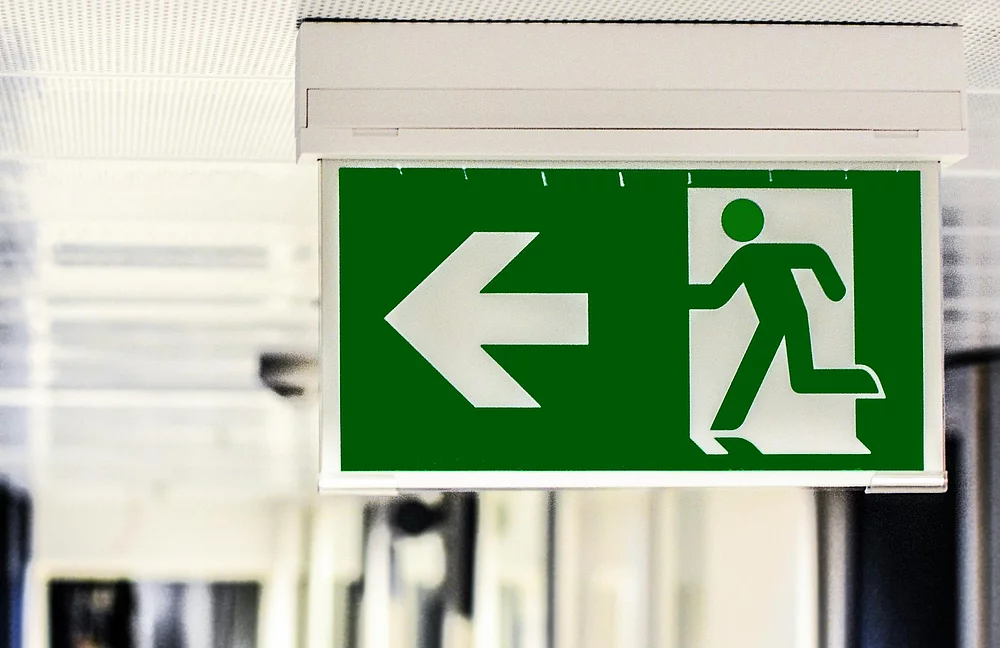 Brandschutzbeauftragte überwachen u. a. die Benutzbarkeit aller Flucht- und Rettungswege im Betrieb.